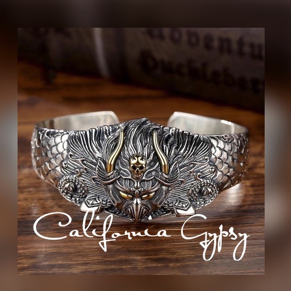 Punk Skull Horned Cuff - Picture 3 of 4